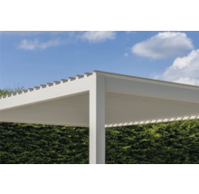 Detailansicht einer Aluminium-Terrassenüberdachung mit Lamellen