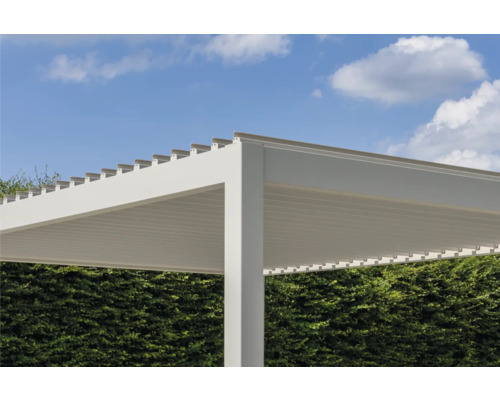 Detailansicht einer Aluminium-Terrassenüberdachung mit Lamellen
