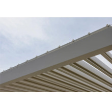 Detailansicht einer Pergola mit Lamellendach vor einem hellen Himmel