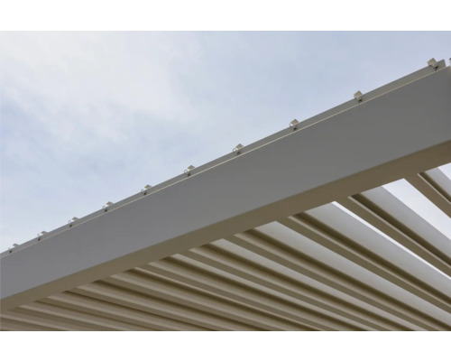Detailansicht einer Pergola mit Lamellendach vor einem hellen Himmel