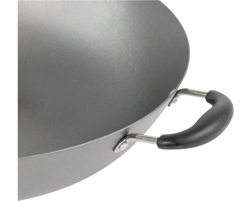 Detailansicht einer Wokpfanne mit Griff