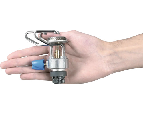 Hand hält einen tragbaren Campingkocher