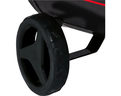 Detailaufnahme eines schwarzen Rades mit Reifenprofil an einem Grill