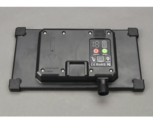 Rückseite einer LED-Lampe mit Bedienfeld und Anweisungen zur Installation