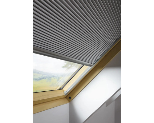 Dachfenster mit Plissee-Rollo zur Verdunkelung