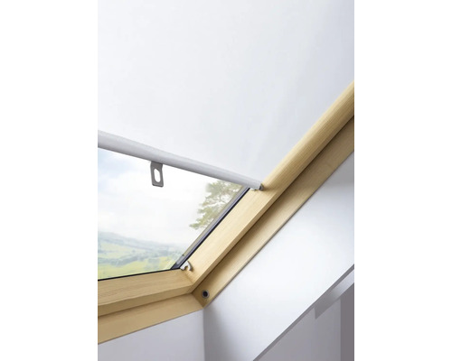 Detailansicht eines geöffneten Dachfensters mit Rollo