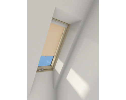 Dachfenster mit Rollo in einem hellen Raum.