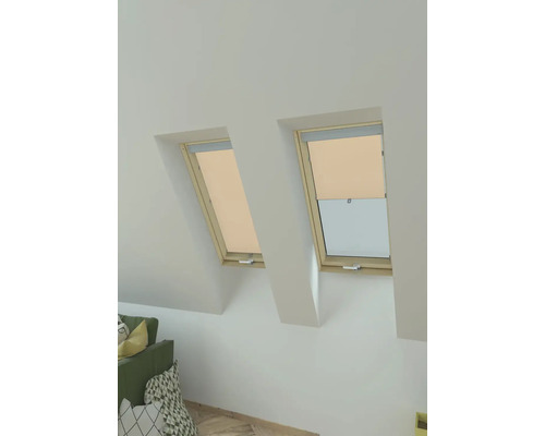 Zwei Dachfenster mit Rollos in einem hellen Raum