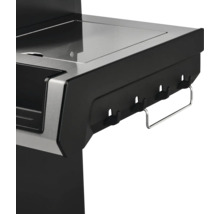 Detailansicht einer schwarzen Grillstation mit Hakenleiste und Ablagefläche.