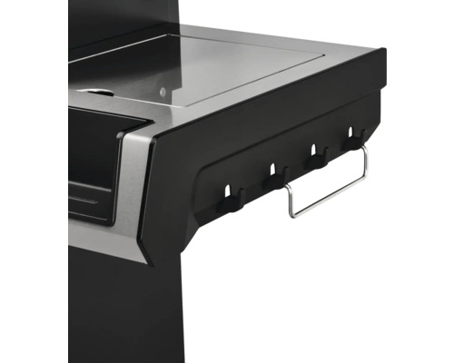 Detailansicht einer schwarzen Grillstation mit Hakenleiste und Ablagefläche.