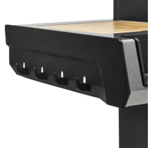 Detailansicht eines schwarzen Grillwagens mit Hakenleiste