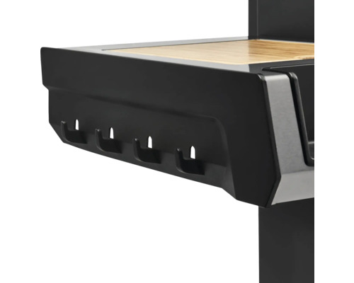 Detailansicht eines schwarzen Grillwagens mit Hakenleiste