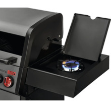 Detailaufnahme eines Gasgrills mit Seitenbrenner