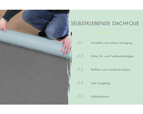 Selbstklebende Dachfolie wird ausgerollt.