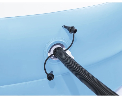 Detailaufnahme eines Pools mit Schlauchanschluss