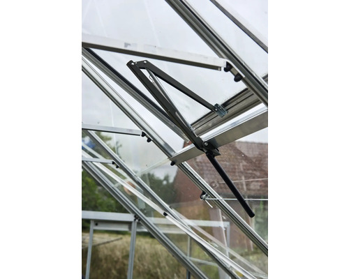 Detailansicht eines Gewächshausfensters mit Fensteröffner