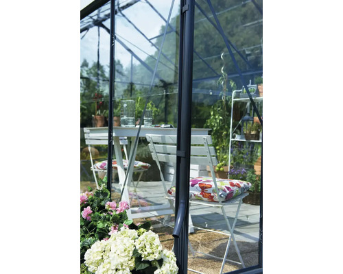 Gewächshaus mit Tisch, Stühlen und Pflanzen für den Garten