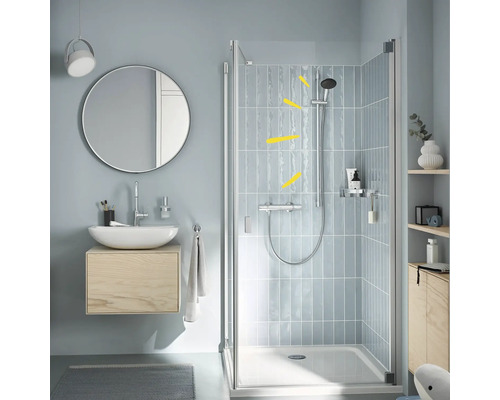 Modernes Badezimmer mit Dusche, Waschbecken und Spiegel