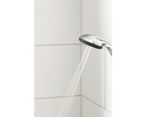 Handbrause im Badezimmer mit laufendem Wasser
