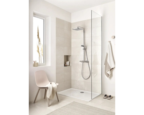 Modernes Badezimmer mit ebenerdiger Dusche, Duschsystem und stilvoller Einrichtung