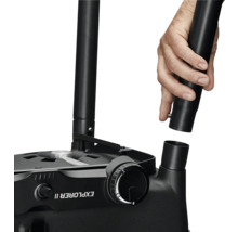 Detailansicht eines schwarzen Staubsaugers mit Zubehör und Bedienelementen.