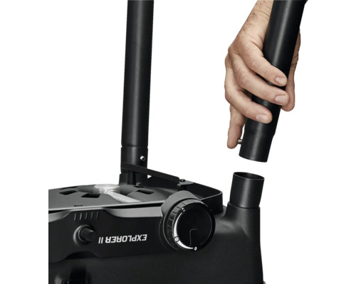 Detailansicht eines schwarzen Staubsaugers mit Zubehör und Bedienelementen.