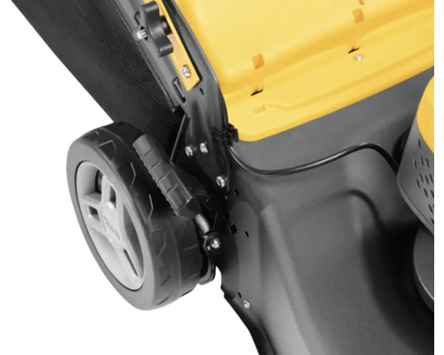 Detailansicht eines Rasenmähers mit Rad