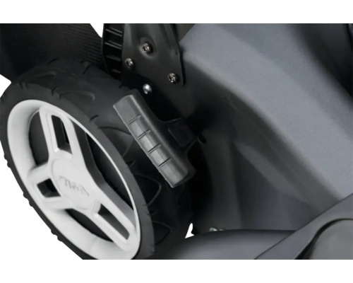 Rad und Griff eines Rasenmähers