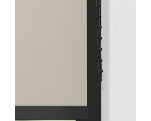 Detailansicht eines Rollos mit Kettenzug zur Fensterdekoration