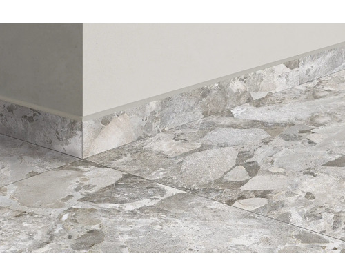 Detailaufnahme von Bodenfliesen und Sockelleisten im Innenraum