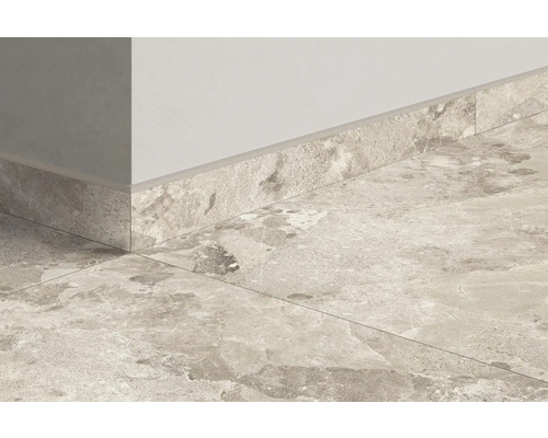 Raumecke mit Sockelleisten und Fliesen