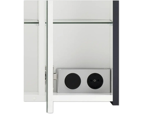 Innenansicht eines Spiegelschranks mit Steckdose und Schalter