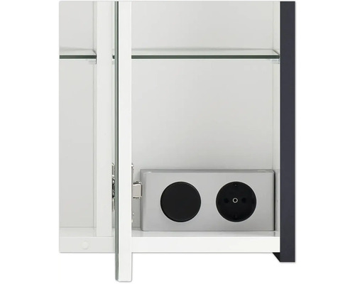 Innenansicht eines Spiegelschranks mit Glasablagen und Steckdosenelement