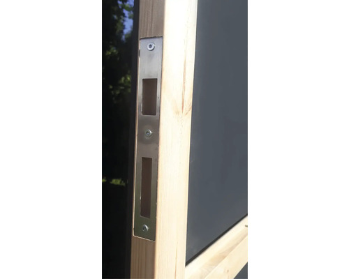 Türschloss-Stulp aus Metall an einem Holzrahmen befestigt