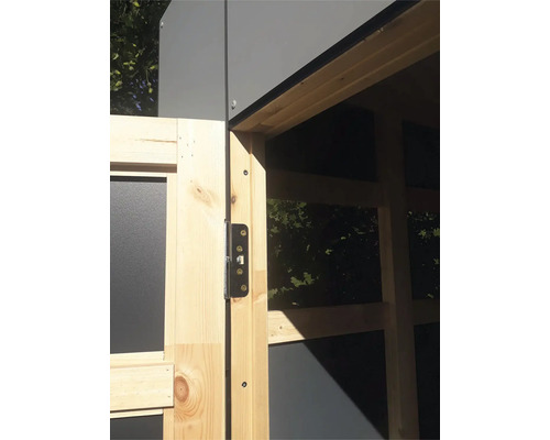 Detailansicht eines Gartenschrankes mit Holztür und Metallbeschlägen