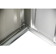 Detailansicht der Ecke eines Gerätehauses mit Metallrahmen