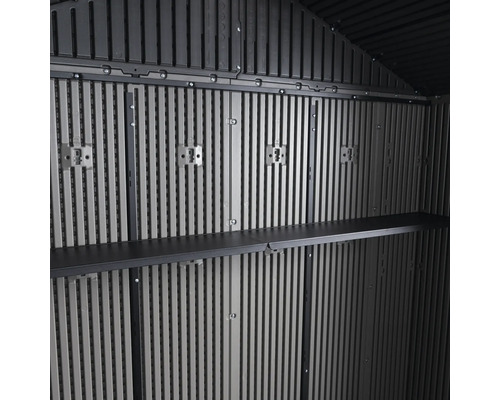 Innenansicht eines Gerätehauses mit Regalen und Wandbefestigungen