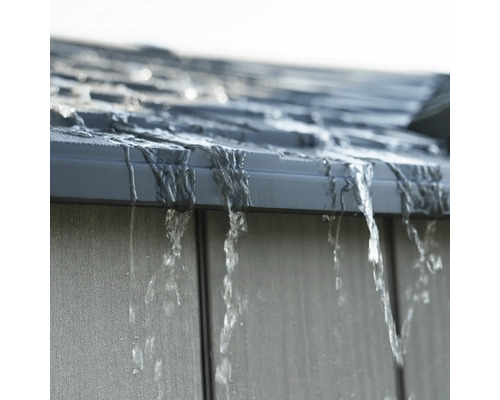 Wasser fließt von einem Dach mit Dachrinne