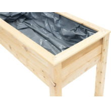 Hochbeet aus Holz mit Folie ausgelegt