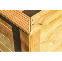 Detailansicht einer Holzkiste mit Schrauben