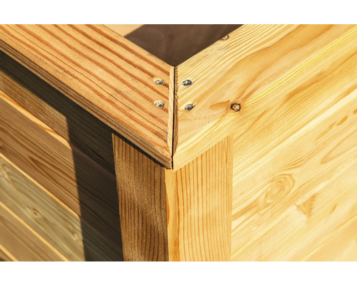 Detailansicht einer Holzkiste mit Schrauben