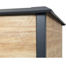 Detailansicht eines Gartenhauses mit Holzfassade und grauen Metallakzenten.