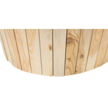 Detailaufnahme eines Holzfasses mit sichtbarer Holzstruktur
