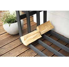 Brennholzregal mit Holz und Topfpflanze auf einer Terrasse