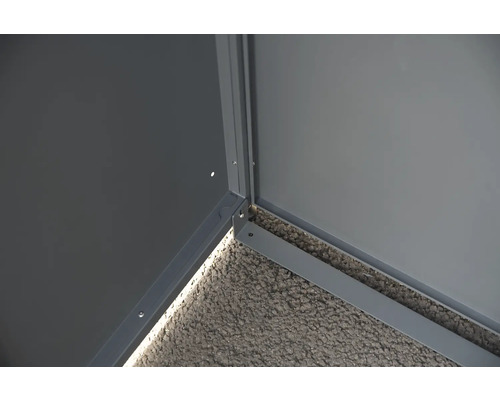 Detailansicht einer Eckverbindung mit Schrauben und Dichtung