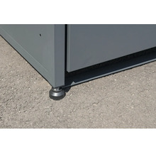 Detailansicht eines Metallschranks mit verstellbaren Füßen