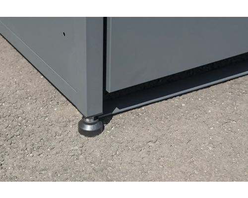 Detailansicht eines Metallschranks mit verstellbaren Füßen