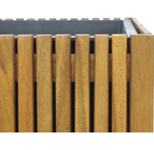 Detailansicht eines Pflanzkübels aus Holz mit Metalleinsatz.