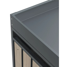 Detailaufnahme eines Gartenschranks mit Metallrahmen und Holzverkleidung