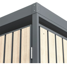 Detailansicht einer Gerätehaus Ecke mit Holzverkleidung und Metallrahmen.